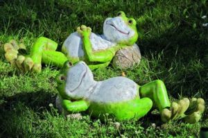 ŻABKA OGRODOWA-RĘCE POD GŁOWĄ