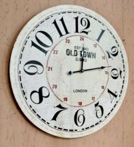 WIELKI ZEGAR ŚCIENNY W KOLORZE BEŻOWYM - STYL RETRO "OLD TOWN CLOCK"